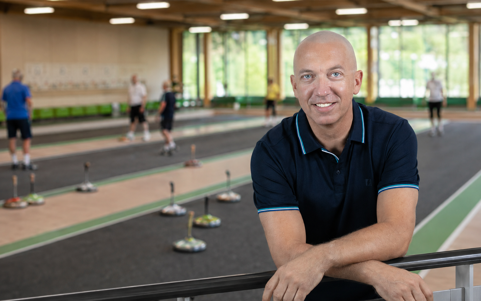 Helmut Leitgab in einer Stocksporthalle