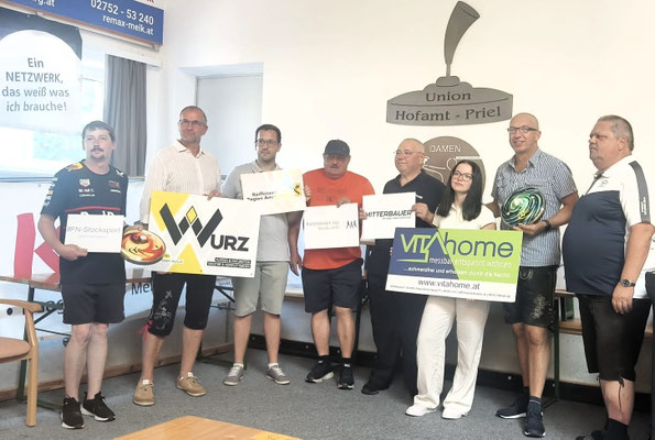 Vereinsmitglieder mit VITAhome Sponsoringtafel